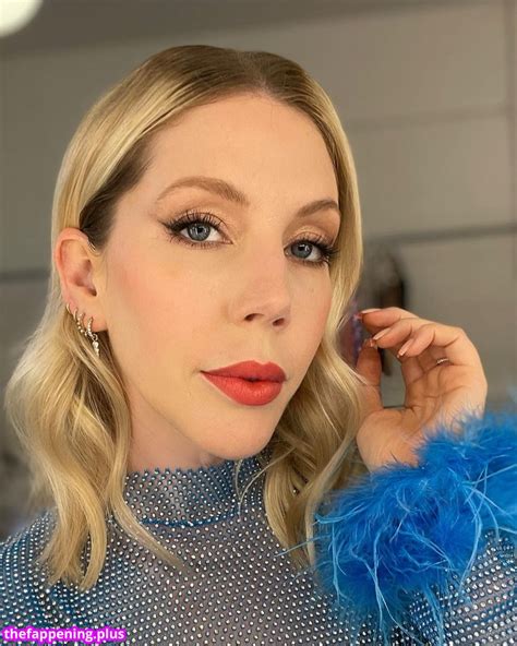 Katherine Ryan poses nude in the shower and shows off her bare。